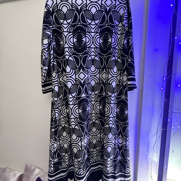Haani Black and White Geometric Long Sleeve Dress - Picture 3 of 5